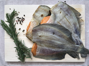 Кальмар стружка со вкусом краба (розовая): Камбала камчатская вяленая с икрой