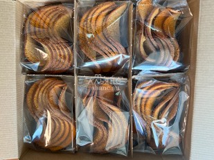 Сарган (рыба игла) холодного копчения: Ресторанные гренки с красной икрой