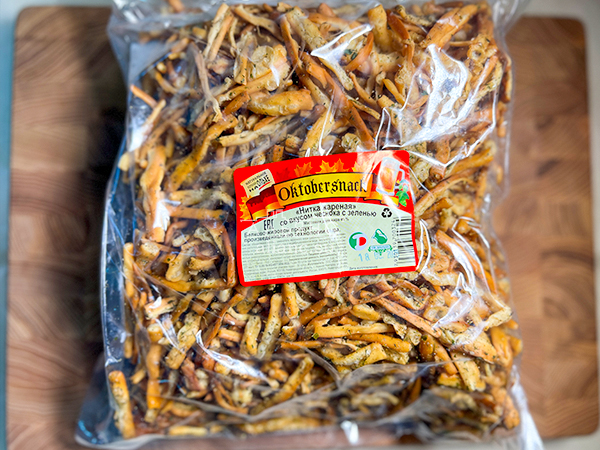Нитка ЖАРЕНАЯ "Чеснок с зеленью" Oktobersnack 1 кг (сырный продукт) в Апрелевке