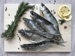 Кальмар стружка со вкусом краба (розовая): Вобла вяленая астраханская крупная