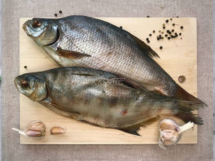 Кальмар стружка со вкусом краба (розовая): Лещ цимлянский вяленый